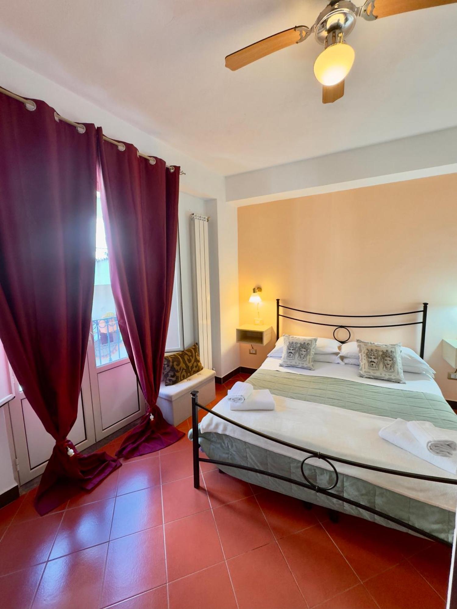 Taormina'S Sun Bed & Breakfast Exterior photo